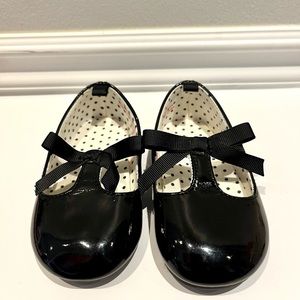 H&M Black glossy dress shoes for toddlers. Brand new. Size 4